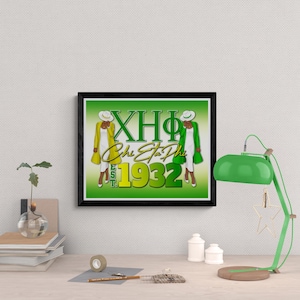 Può includere: Una stampa incorniciata con uno sfondo verde che presenta le lettere "XHP" in verde e oro, le parole "Chi Eta Phi" in scrittura dorata e il testo "EST. 1932" in oro. Due donne con abiti bianchi e cappelli verdi sono raffigurate su entrambi i lati del testo.