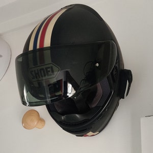 Support métal mural porte casque moto personnalisé