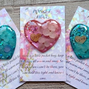 Ficha de corazón con forma de abrazo de bolsillo, de resina, con purpurina rosa o azul, con diseño floral y brillo