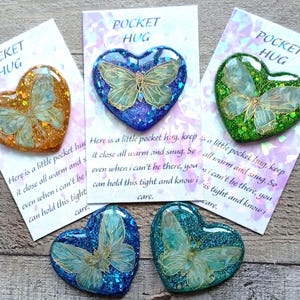 Coeur de câlin de poche scintillant de papillon en résine