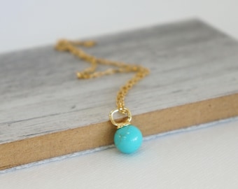 Collier pendentif turquoise délicat : breloque ronde 10 mm, chaîne en or