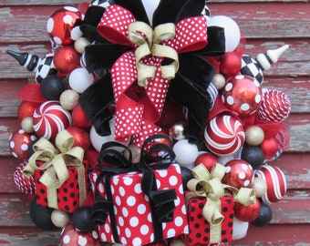 Christmas Gift Wreath, Bauble wreath, Christmas ornament wreath, Peppermint Christmas,  Christmas presents, Christmas ball wreath