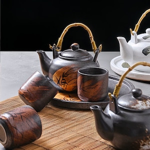 Vintage Style Japanisches Porzellan Tee Set | Retro asiatische Teekanne mit Bambusgriff | Schwarz, Weiß Teekanne, Tassen, Tablett