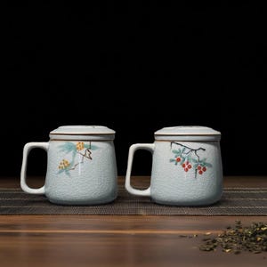 Elegante taza de oficina de cerámica con tapa y colador / Taza con infusor de té de hojas sueltas florales para el hogar o la oficina / Regalos de cerámica para Navidad