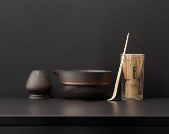 Rustikales Matcha-Tee-Set im japanischen Stil mit Keramikschale mit Ausguss, Bambus-Schneebesen, Schneebesenhalter und Schaufel