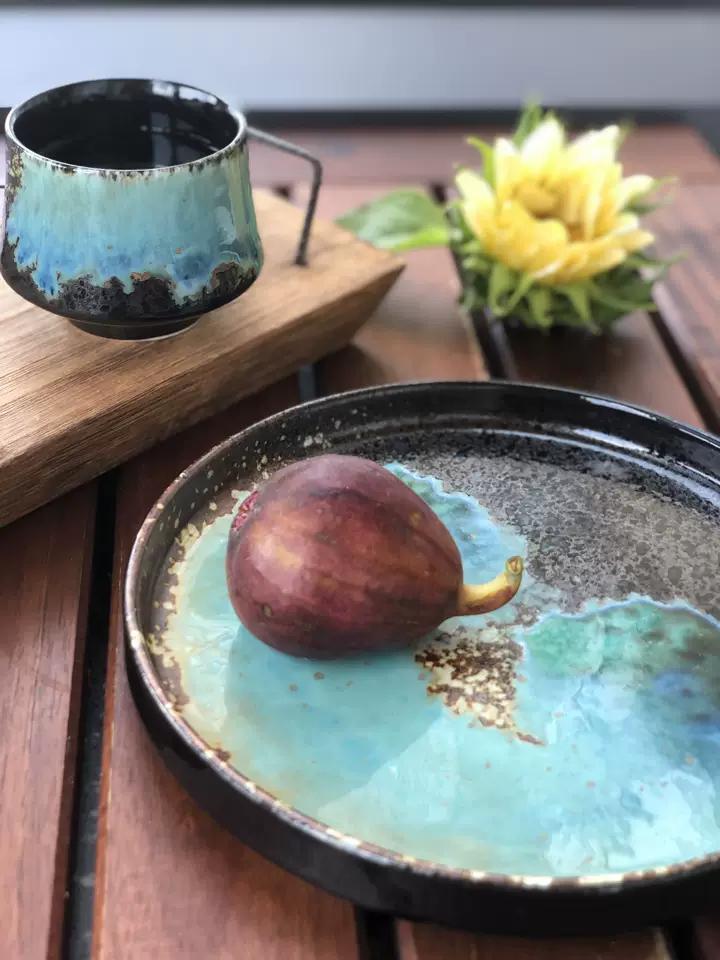 Assiette plate artisanale en céramique bleue : design rustique haut de gamme