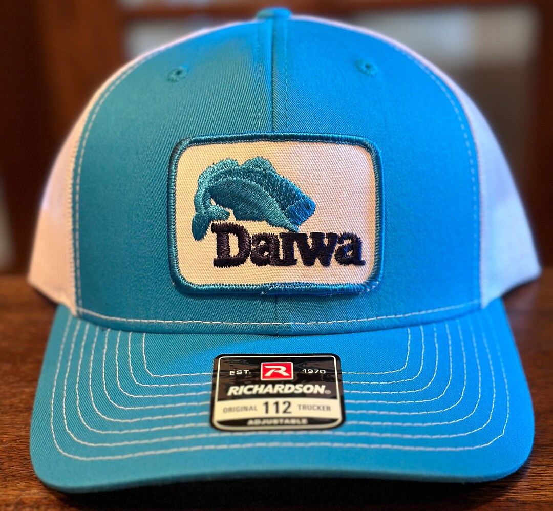 Due Toppe DAIWA Originali Da Stirare O Cucire, Perfette Per Personalizzare La Tua Passione Per La Pesca! Colore Marrone.