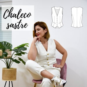 Puede incluir: Una mujer lleva un chaleco blanco sin mangas con botones dorados. El chaleco tiene cuello en V y se combina con pantalones blancos y zapatillas blancas. El texto "Chaleco sastre" es visible en el fondo.