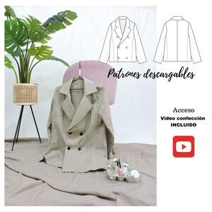 Puede incluir: Un blazer beige de doble botonadura con botones negros colgado de una percha. El blazer está sobre una silla rosa con fondo blanco. El texto "Patrones descargables" es visible en la imagen. Un icono de botón de reproducción es visible en la esquina inferior derecha de la imagen.