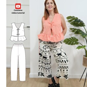 Puede incluir: Un patrón de costura para una blusa sin mangas con un lazo en el escote y un dobladillo con volantes, y un pantalón ancho con estampado geométrico en blanco y negro. El patrón incluye un video tutorial.