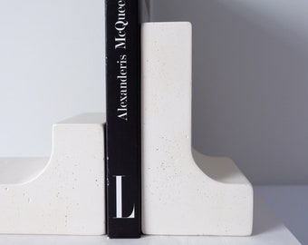 Minimalistische witte gipsen boekensteunen set – Sculpturale plankdecoratie