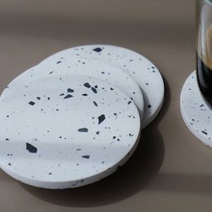 Jesmonite terrazzo-onderzetters: elegant woondecor met basis van kurk