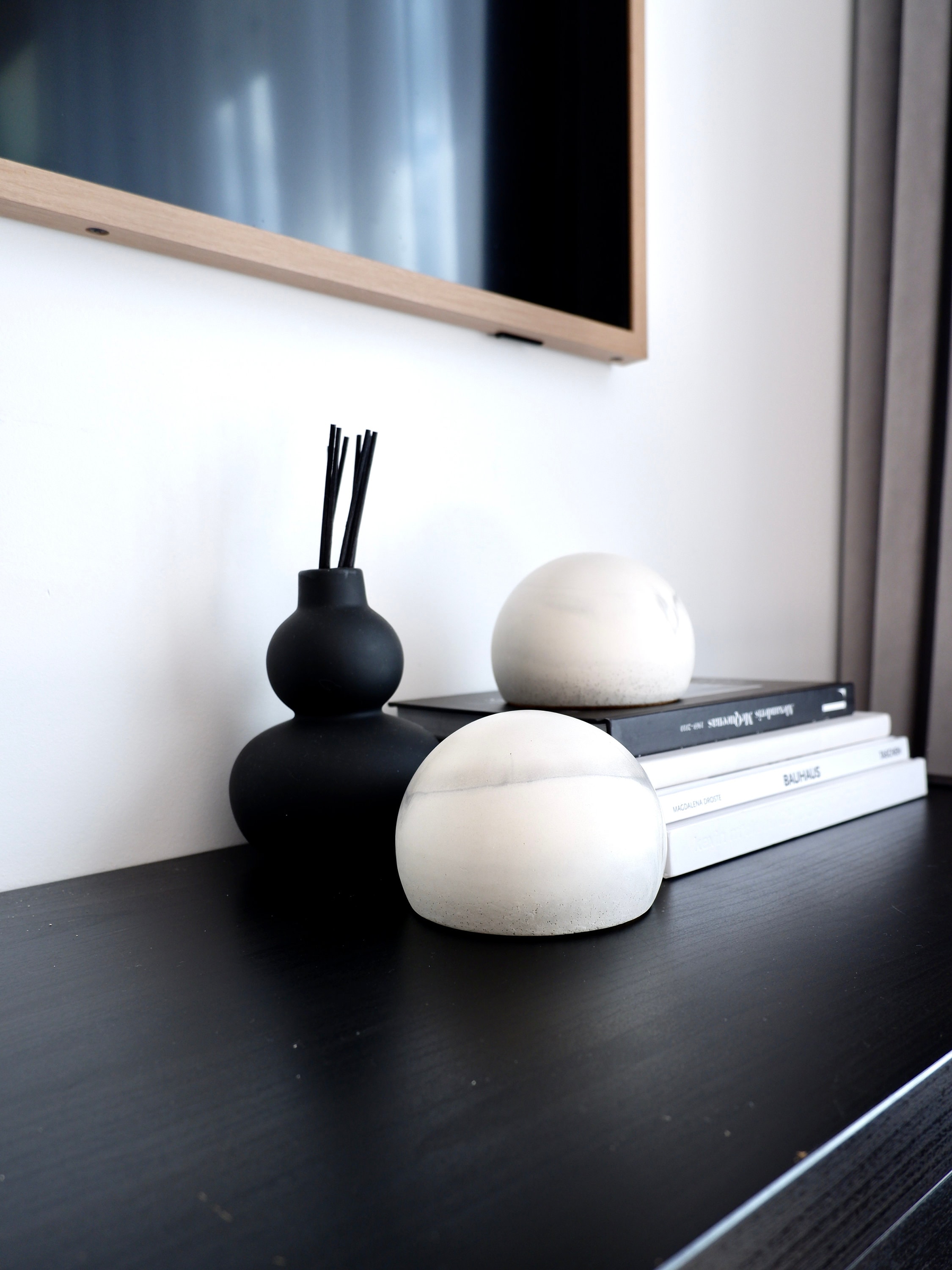 Decorative Orb Paperweight Set - Marble Effect Plaster Spheres For Shelf Decor
