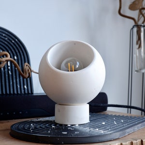 Lámpara de noche minimalista con forma de orbe: lámpara de noche redonda blanca con base de yeso para una decoración moderna del hogar.
