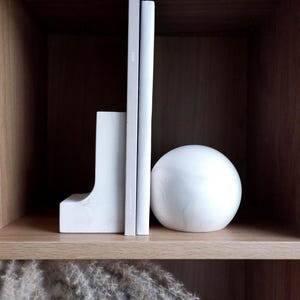 Klot, klot och bokstöd i vit marmoreffekt – Minimalistisk hylldekor, skulptural heminredning