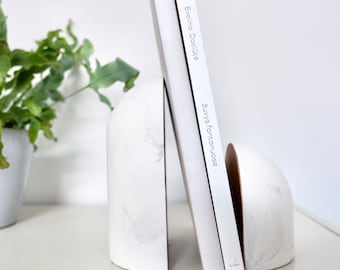 Handgemaakte boekensteunen met marmereffect en goudaccent: modern luxe shekf-decor