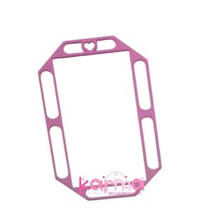 以下が含まれることがあります： 上部にハート型の切り抜きのあるピンクのプラスチックフレーム。フレームは左右に2つの縦長のスロットがあります。