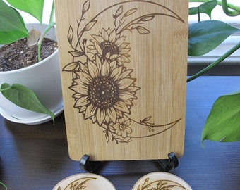 Sonnenblume Mond Lasergravierte Untersetzer und Schneidebretter Set