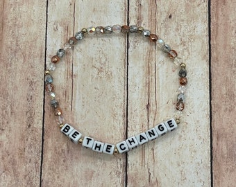 Word Armband - Be The Change - Inspirerende - Motiverende Armband - Stapelbare Armband - Cadeau - Kralen Armband