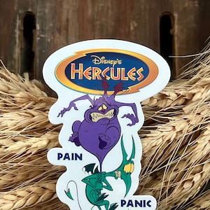 Puede incluir: Una pegatina blanca con un personaje de dibujos animados morado y verde. La pegatina presenta el texto "Disney's Hercules" en un círculo amarillo con un rayo. Los personajes están etiquetados como "Pain" y "Panic".