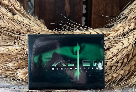 Vintage 1997 Alien Resurrection Pin Back Button: … - image 1