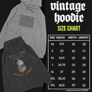 Puede incluir: Se muestran dos sudaderas con capucha, una gris y otra negra. La sudadera gris tiene la palabra "OVERSTIMULATED" impresa varias veces. La sudadera negra presenta un gr&aacute;fico de m&aacute;quina recreativa con el texto "BETTER LUCK NEXT TIME". Tambi&eacute;n se incluye una tabla de tallas.
