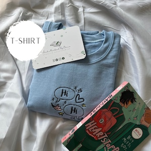 Maglietta - Heartstopper ricamata //Heartstopper, queer, articoli per lettori, regali gay, maglione ricamato, abbigliamento Heartstopper, articoli Heartstopper