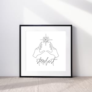 Op de afbeelding: Zwart-witte lijntekening van twee handen die naar een ster reiken met het woord "stardust" eronder.