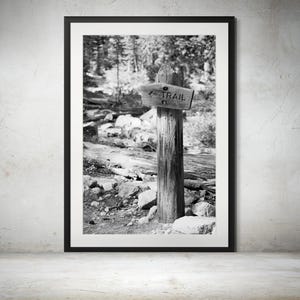 Cartello rustico per escursioni sul sentiero del lago Mitchell - Stampa fotografica naturalistica in bianco e nero, fotografia del Colorado, decorazioni per le Montagne Rocciose