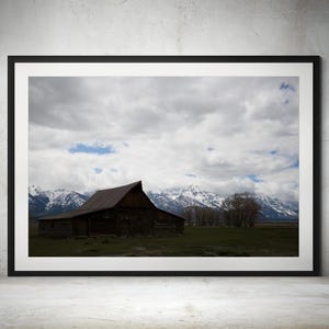T.A. Moulton Barn Grand Teton Foto - Rustikale Western-Landschaft, kultige Wyoming-Scheunen-Wandkunst, stürmischer Himmel-Bergfotografie