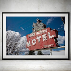 Stampa a colori dell'insegna del motel "Trail Riders" d'epoca - Foto di Granby, Colorado, Arte murale retrò americana, Insegna al neon di metà secolo, Decorazione da cowboy western