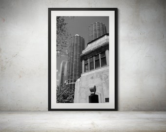 Ikonische Chicagoer Architektur: Marina City Towers und Bridge Tender's House – Schwarzweißfotografie, Chicago Photography
