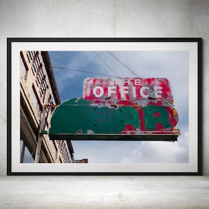 Stampa di insegne al neon vintage per bar – The Office Bar, arte murale retrò americana, arredamento rustico industriale, fotografia di Salida Colorado
