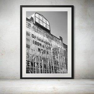 Vintage Backstein Wand Schild Schwarz Weiß Druck im Zentrum von Denver - Gegenüberstellung von alter und neuer Architektur, Denver Fotografie