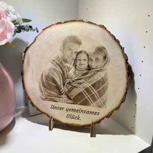 Rustikale Baumscheibe mit Foto und Wunschtext Einzigartige Geschenkidee Lasergravur Bild auf Holz Fotogravur Foto auf Holz Bild 1