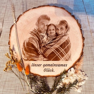 Rustikale Baumscheibe mit Foto und Wunschtext Einzigartige Geschenkidee Lasergravur Bild auf Holz Fotogravur Foto auf Holz ohne Aufsteller