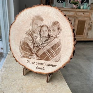 Rustikale Baumscheibe mit Foto und Wunschtext Einzigartige Geschenkidee Lasergravur Bild auf Holz Fotogravur Foto auf Holz mit Aufsteller