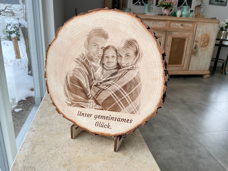 Rustikale Baumscheibe mit Foto und Wunschtext Einzigartige Geschenkidee Lasergravur Bild auf Holz Fotogravur Foto auf Holz mit Aufsteller
