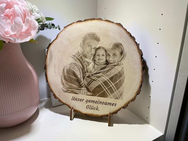 Rustikale Baumscheibe mit Foto und Wunschtext Einzigartige Geschenkidee Lasergravur Bild auf Holz Fotogravur Foto auf Holz Bild 1
