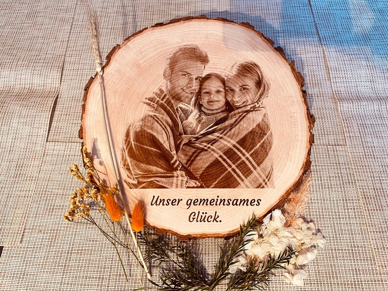 Rustikale Baumscheibe mit Foto und Wunschtext Einzigartige Geschenkidee Lasergravur Bild auf Holz Fotogravur Foto auf Holz ohne Aufsteller