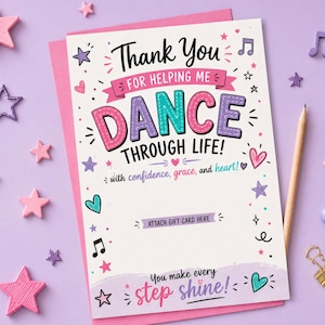 Puede incluir: Una tarjeta de felicitación con el mensaje "Thank You For Helping Me Dance Through Life!" en una fuente colorida y juguetona. La tarjeta está decorada con estrellas, corazones y notas musicales. Un lápiz y estrellas decorativas rodean la tarjeta sobre una superficie lila.