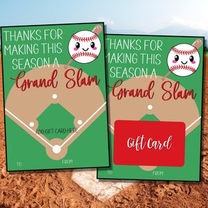 Könnte beinhalten: Zwei grüne und braune Geschenkkartenhalter im Baseballfeld-Design mit einer roten Geschenkkarte auf der rechten Seite. Die linke Seite hat einen Baseball mit einem lächelnden Gesicht und den Text "Danke, dass du diese Saison zu einem Grand Slam gemacht hast". Die rechte Seite hat den Text "Geschenkkarte" auf der roten Karte.
