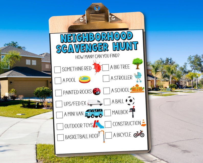 Op de afbeelding: Een houten klembord met een afgedrukte "Neighborhood Scavenger Hunt" checklist. De lijst bevat items zoals een rood object, een grote boom, een zwembad, een kinderwagen, beschilderde rotsen, een school, een bal, een brievenbus en een fiets.