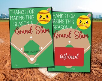 Puede incluir: Dos tarjetas de regalo con temática de béisbol. Cada tarjeta presenta un diseño de campo de béisbol con el texto "THANKS FOR MAKING THIS SEASON A Grand Slam". Una tarjeta tiene una tarjeta de regalo roja.