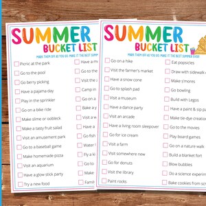 Peut inclure: Une liste de choses &agrave; faire pour l'&eacute;t&eacute; imprimable avec des cases &agrave; cocher color&eacute;es et une illustration de ch&acirc;teau de sable. La liste comprend des activit&eacute;s comme aller &agrave; la piscine, visiter un mus&eacute;e et faire des guimauves grill&eacute;es.