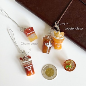 Puede incluir: Dijes en miniatura con forma de bebidas heladas, caf&eacute; y t&eacute;, con crema batida y frutas. Los dijes incluyen cierres de langosta plateados y correas delgadas. Se incluye una moneda canadiense de dos d&oacute;lares como referencia de escala.