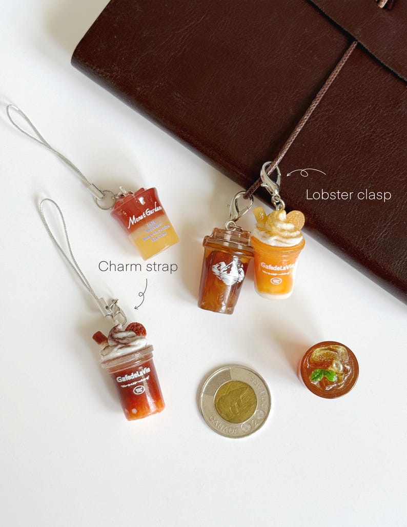 Puede incluir: Dijes en miniatura con forma de bebidas heladas, caf&eacute; y t&eacute;, con crema batida y frutas. Los dijes incluyen cierres de langosta plateados y correas delgadas. Se incluye una moneda canadiense de dos d&oacute;lares como referencia de escala.