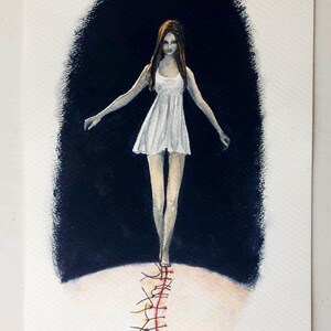 Puede incluir: Una pintura de acuarela de una mujer con un vestido blanco caminando sobre una línea cosida. La mujer camina hacia un fondo oscuro. La pintura está firmada "D.Parri".
