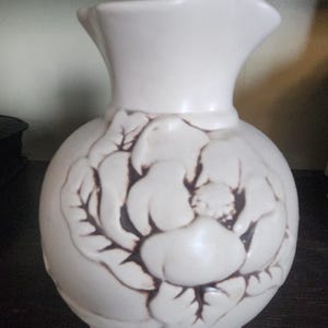 Red Wing Pottery #1 Magnolia Ivory Brown Vase #975 circa 1940s