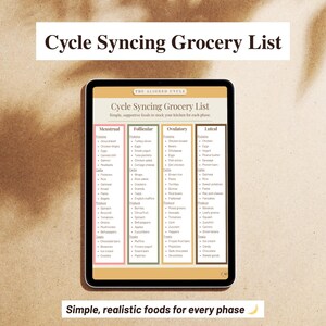 Puede incluir: Una tableta digital muestra una "Lista de compras de sincronización del ciclo" con sugerencias de alimentos para las fases menstrual, folicular, ovulatoria y lútea. El texto "Alimentos sencillos y realistas para cada fase" está en la parte inferior.